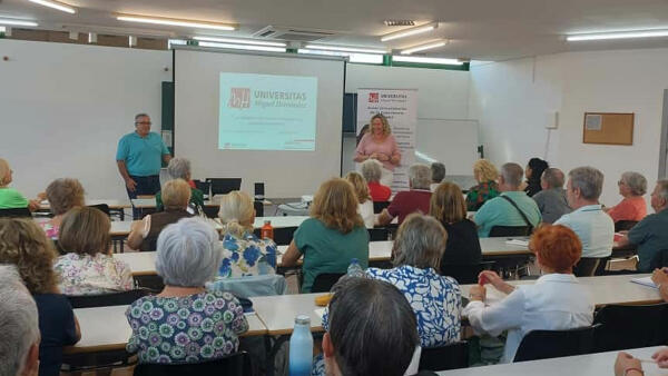 El programa AUNEX de Benidorm comienza el curso con medio centenar de alumnos matriculados