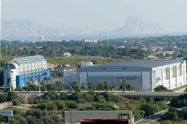 Benidorm inicia los trámites para instalar placas fotovoltaicas en 12 colegios y edificios públicos