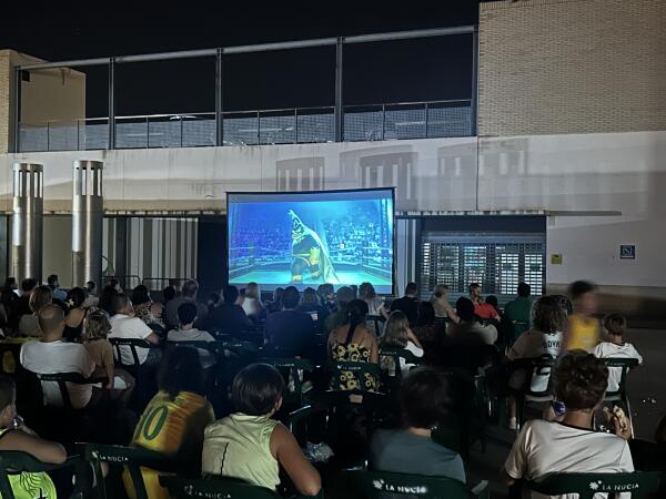 La plaza del Sol proyect&oacute; &ldquo;Los tipos malos 2&rdquo; anoche 