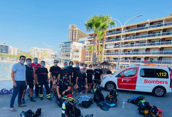 Bomberos y agentes de polic&iacute;a participan como voluntarios en la jornada anual de limpieza de fondos marinos en la cala de Fimestrat. 