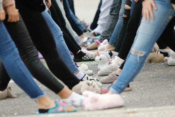 Alfaz &middot; A clase en zapatillas de estar por casa para visibilizar la violencia contra la mujer