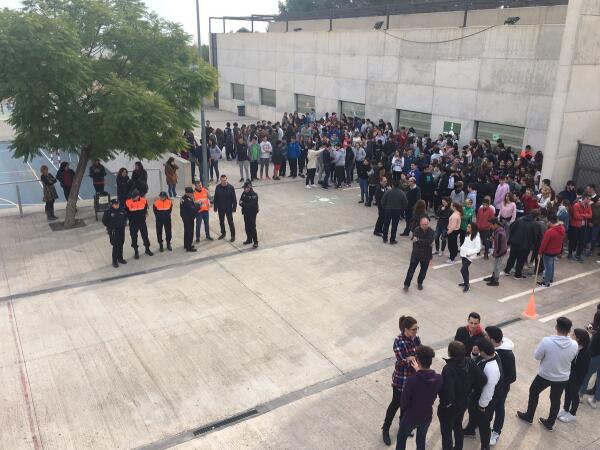 La Nuc&iacute;a &middot; Simulacro de Evacuaci&oacute;n escolar en el Instituto y colegio Sant Rafel 