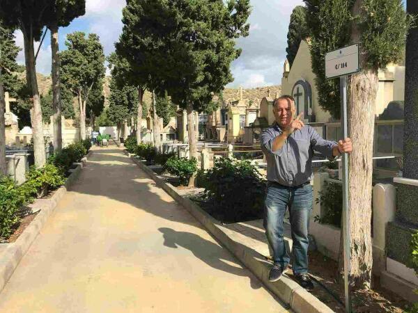 La concejal&iacute;a de Cementerio de la Vila Joiosa se&ntilde;aliza todas las calles del campo santo 