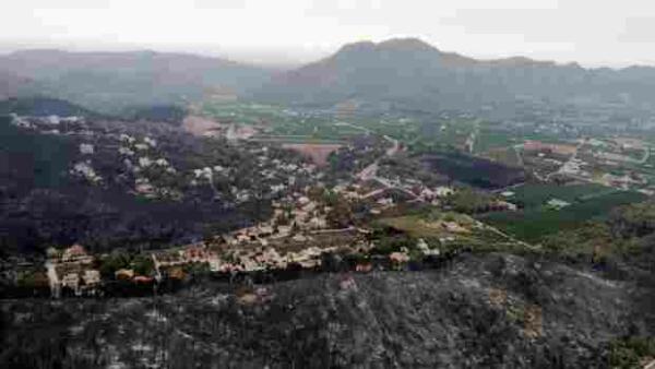 Los bomberos dan por estabilizado el incendio de Llutxent