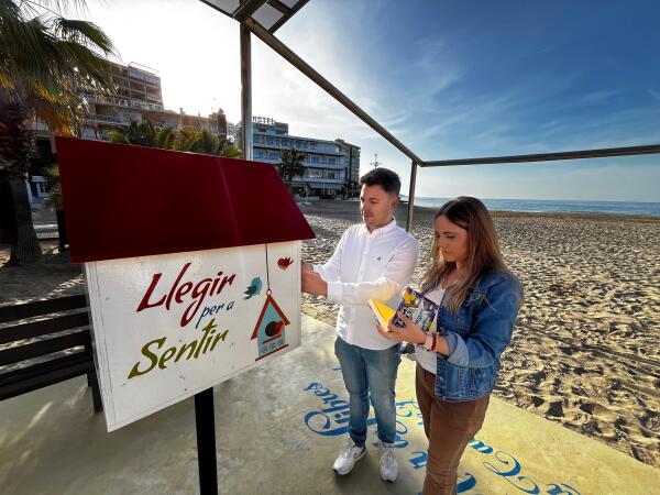 FINESTRAT AMANECE CON PUNTOS DE LECTURA CON EL LEMA &ldquo;LLEGIR PER A SENTIR&rdquo;  