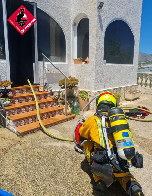 Incendio en un chalet de Callosa d'en Sarrià moviliza a los Bomberos Provinciales.