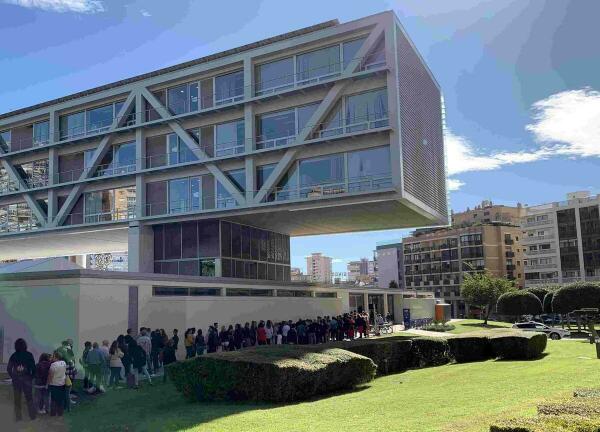 Más de 1.500 personas se presentan al ‘casting’ de figuración para la serie ‘Benidorm’ de Atresmedia