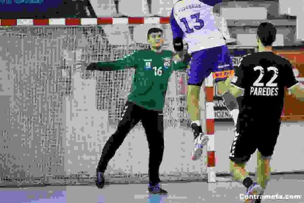 Darius Makaria llega para defender la porter&iacute;a del Balonmano Benidorm