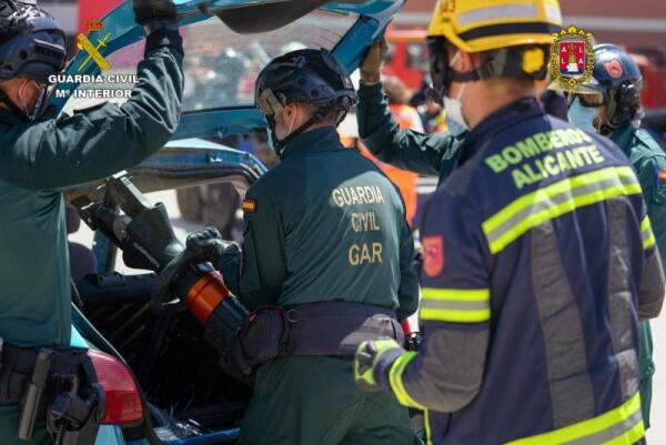 El GAR de la Guardia Civil y el Servicio de Prevención y Extinción de Incendios de los Bomberos de Alicante protagonizan en Tabarca un llamativo simulacro de emergencia