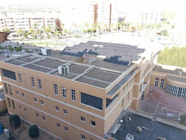 El Ayuntamiento instala 80 módulos solares de autoconsumo en la cubierta central del Centro Social ‘Llar del Pensionista’ 