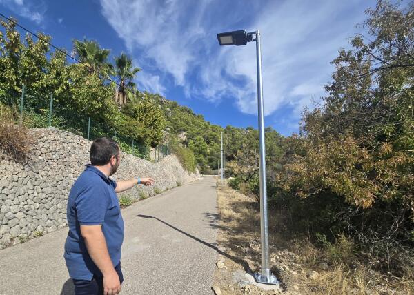 Confrides-L&rsquo;Abdet completa la instalaci&oacute;n de nuevas luminarias en el camino Vi&ntilde;a-Pinar