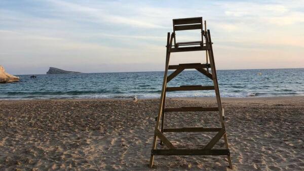 Las playas de Benidorm se preparan para la Semana Santa 