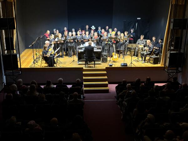 La Coral hizo viajar y cantar al p&uacute;blico con &ldquo;Ecos de la Habana&rdquo;