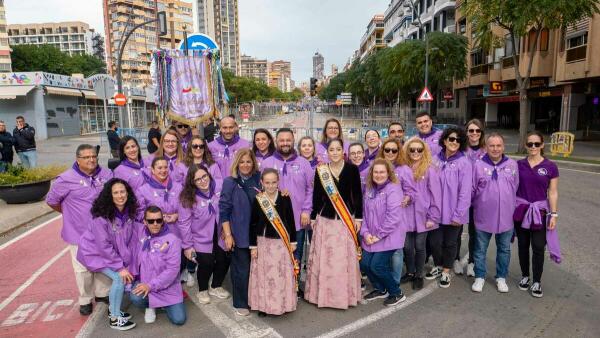 126 atronadores kilos de pólvora encienden la cuarta mascletá de fiestas en Benidorm 