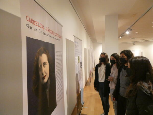 Los alumnos del Instituto visitan la exposición  de la escritora Carmelina Sánchez-Cutillas 