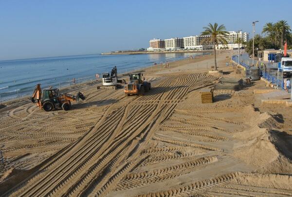 Benidorm prepara sus playas de cara a la reactivación de la movilidad y la actividad turística