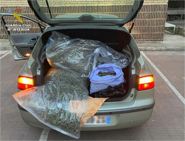 La Guardia Civil incauta unos 16  kilos de marihuana en el maletero de dos vehículos