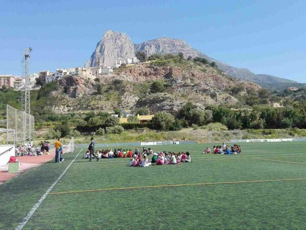 Los alumnos del CEIP Balc&oacute; de Finestrat participan en unas jornadas de multideporte en el campo de f&uacute;tbol de La Foia 	