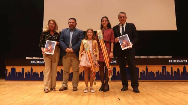 La Comissió presenta el Llibre de les Festes Majors Patronals en un Salón de Actos municipal abarrotado