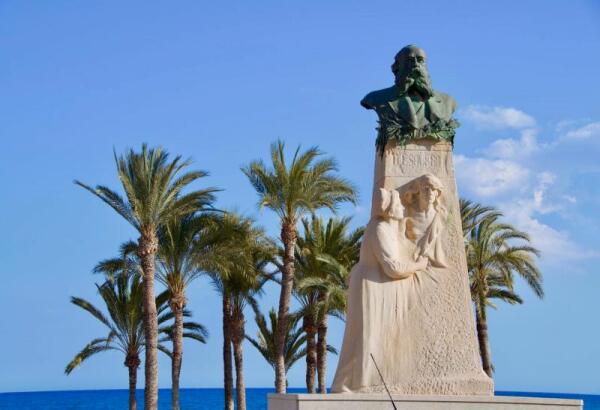 El busto del Doctor Esquerdo del paseo marítimo de la Vila Joiosa lucirá nuevamente ornamentación floral