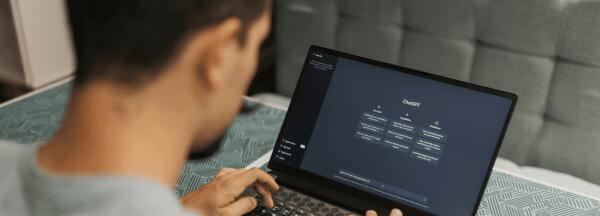 Aumentan casi un 300% las desinstalaciones de ChatGPT tras el acuerdo con Donald Trump 