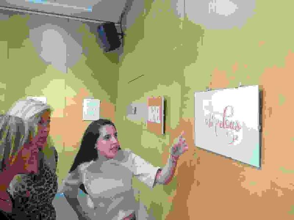 La artista nuciera Genoveva Abréu expone en el Centre Juvenil 