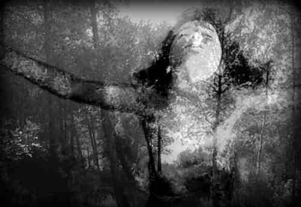 La fot&oacute;grafa belga Patricia Desaedeleer cuelga sus im&aacute;genes en la Fundaci&oacute;n Frax