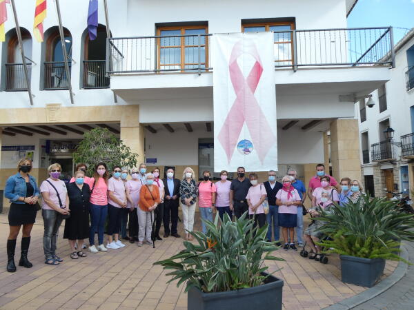 La Nucía cuelga un gran “Lazo Rosa”  para recordar el “Día Internacional contra el Cáncer de Mama”