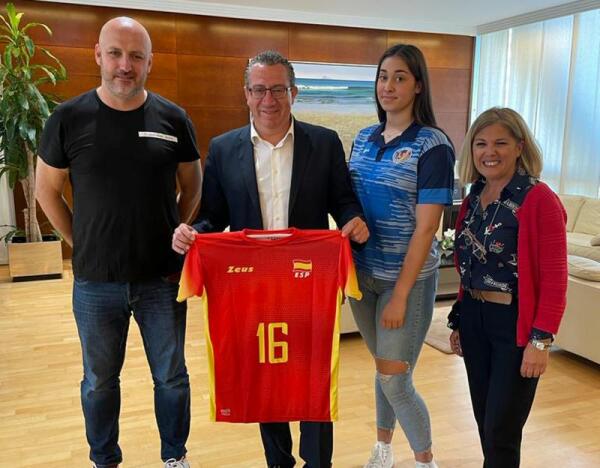 Toni Pérez recibe a la jugadora local Ainhoa Gili, convocada por la Selección Nacional sub-17