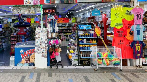 Benidorm inicia una campaña de inspección contra la exposición de artículos con contenido ofensivo en comercios y escaparates
