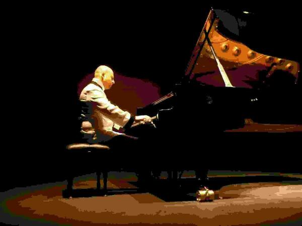 El pianista István Székely actúa este sábado en l’Auditori de La Nucía 