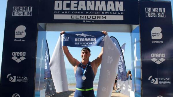 Cerca de 300 nadadores completan la Oceanman, en la que Miguel Bou se impone en dos distancias 