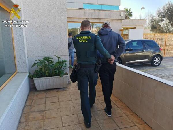 La Guardia Civil detiene a un delincuente especializado en el método del “cogotero” 