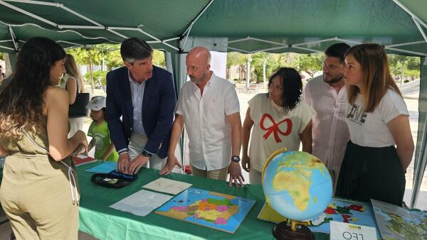 Villajoyosa instala un circuito de movilidad con material tiflotécnico para que los ciudadanos comprueben los obstáculos diarios de las personas con discapacidad visual