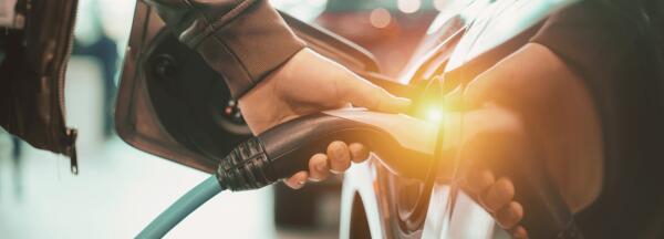 España acelera en la adopción del coche eléctrico, pero aún queda camino por recorrer
