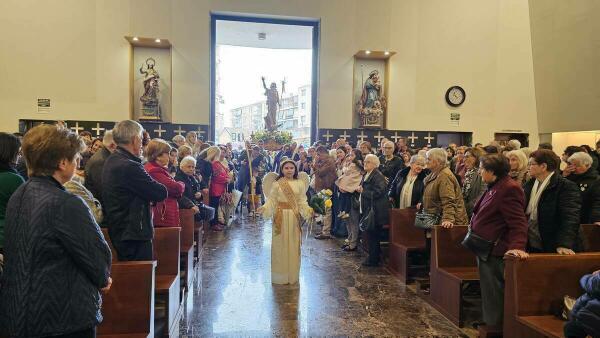 La lluvia obliga a que el encuentro entre las imágenes de Jesús Resucitado y la Virgen de Gloria se celebre en el interior del templo Cristo Resucitado