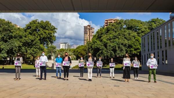 Minuto de silencio de Benidorm en memoria de la mujer asesinada en Vitoria el día 12