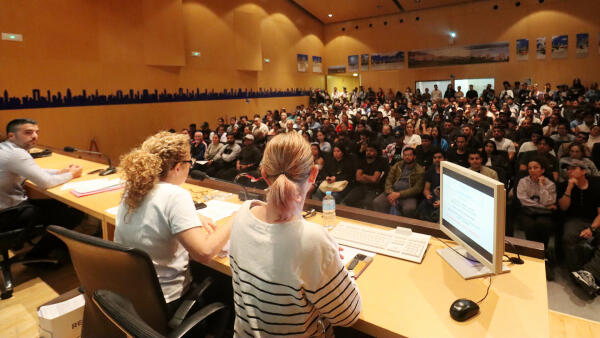 Benidorm inicia las charlas informativas sobre la regularizaci&oacute;n extraordinaria, que se repetir&aacute;n hasta el viernes