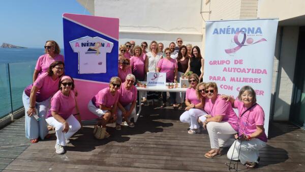 La isla, el mar y el color blanco protagonizan la nueva camiseta solidaria de Anémona contra el cáncer de mama