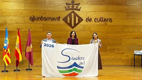 Benidorm recoge la bandera que reconoce al parque urbano El Moralet como &lsquo;Sendero Azul&rsquo; 
