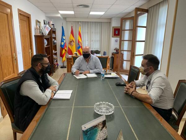 El Ayuntamiento de la Vila Joiosa y la Federación Valenciana de Municipios y Provincias se reúnencon el objetivo dedinamizar el mercado laboral de la localidad