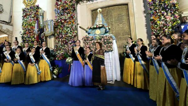 Benidorm muestra su devoción a la Mare de Déu del Sofratge con miles de flores en su 284 Aniversario