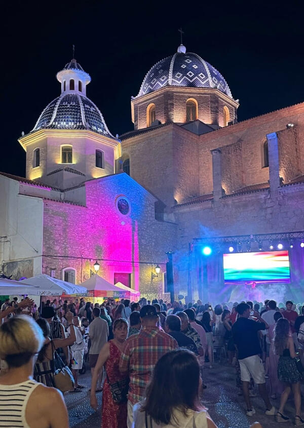 DiversAltea congrega a más de 700 personas  en su segunda edición y llena de color  el Casco Antiguo de Altea