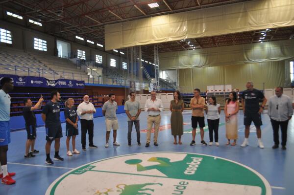 El Balonmano Servigroup Benidorm se viste de corto ante su afición