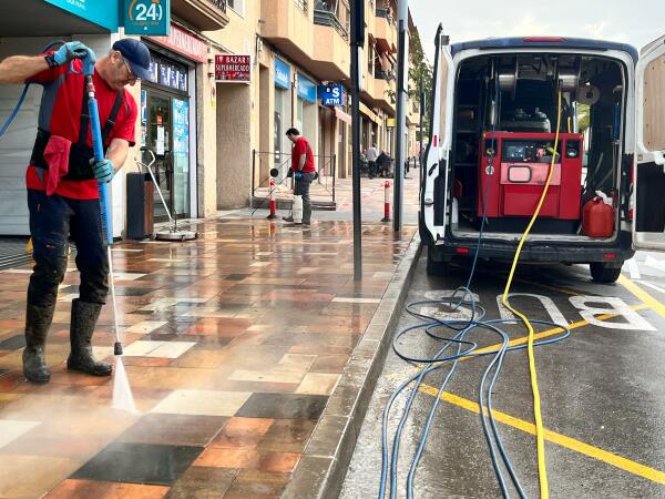 TRABAJOS DE LIMPIEZA EN PROFUNDIDAD DE LAS ACERAS MÁS TRANSITADAS DE FINESTRAT