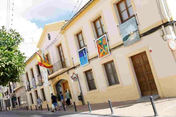 L&rsquo;Alf&agrave;s acoge la exposici&oacute;n callejera &lsquo;Les Balconades&rsquo; hasta el 2 de octubre