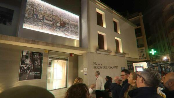 El mural de Gastón Castelló estrena iluminación y ya luce en la fachada del Boca del Calvari    