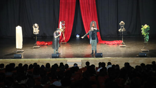 El ciclo &lsquo;Joves Espectadors&rsquo; re&uacute;ne a cerca de 800 estudiantes de Secundaria en el auditorio del Centro Cultural de Benidorm