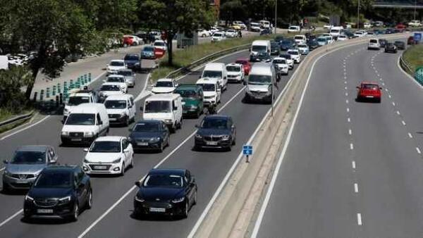 La gran escapada: multitudinarias salidas de las grandes ciudades por el fin del estado de alarma 