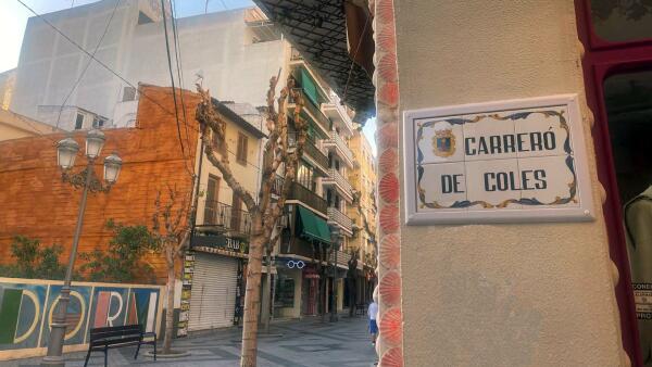 El Ayuntamiento renueva alrededor de 70 placas nominativas en las calles del casco antiguo